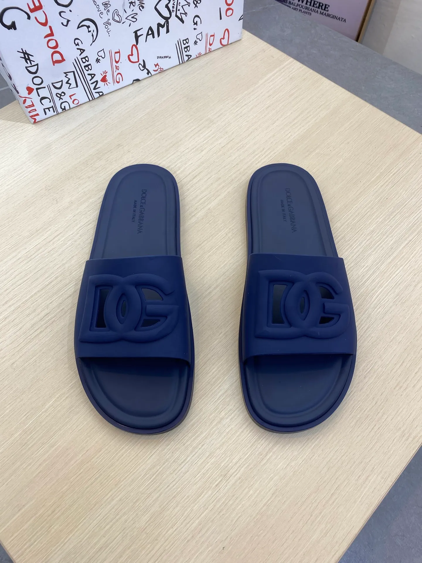 ⬛️Ex-factory price p260 [DG~] Men's high-end slippers are on sale at the same time in 2025z cabinets 🔶Size: 38-44#️⃣ 🔷2 colors, the upper is made of pure handmade rubber, luxurious materials, low-key and luxurious in one! Size: 39-44 (45 customized)